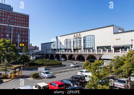 Kurashiki, Okayama JAPAN - Dez 2 2021 : Haupteingang der JR Kurashiki Station (Kurashiki-eki, JR West Sanyo Main Line und Hakubi Line Bahnhof) Stockfoto