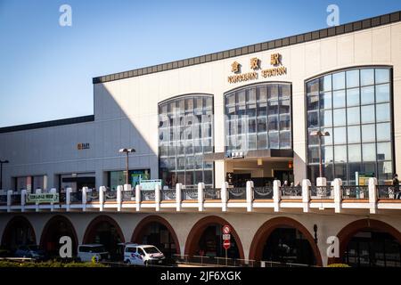 Kurashiki, Okayama JAPAN - Dez 2 2021 : Zeichen der JR Kurashiki Station (Kurashiki-eki, JR West Sanyo Main Line und Hakubi Line Bahnhof) Stockfoto