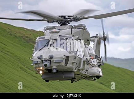 Royal Netherlands Navy NH-90 Helikopter Flugtraining auf niedrigem Niveau im Mach Loop Stockfoto