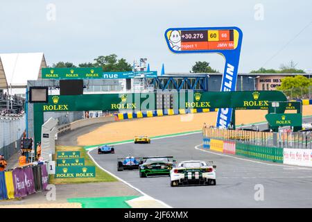 Prototypen- und GT-Rennwagen fahren während der 24 Stunden von Le Mans in der Box direkt auf der Rennstrecke Circuit de la Sarthe. Stockfoto