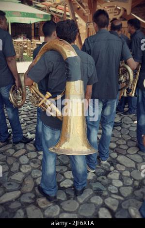 Blaskapelle beim Guca Trumpet Festival in Zentralserbien Stockfoto