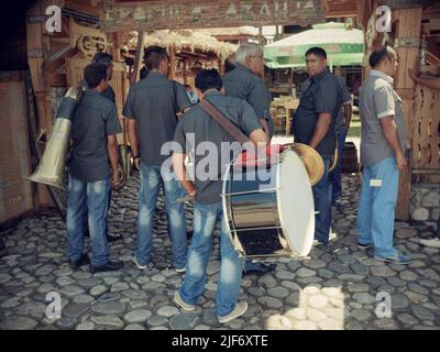 Blaskapelle beim Guca Trumpet Festival in Zentralserbien Stockfoto
