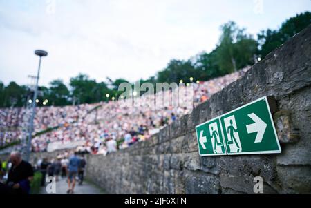 Berlin, Deutschland. 25.. Juni 2022. Fluchtwegschilder hängen an der Wand in der Waldbühne. Quelle: Annette Riedl/dpa/Alamy Live News Stockfoto