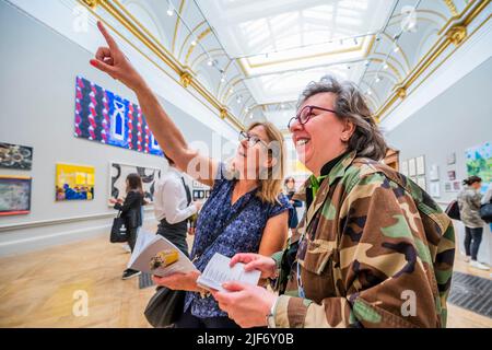 London, Großbritannien. 30.. Juni 2022. Art in Mayfair veranstaltet eine Besichtigung der Royal Academy (RA) Summer Exhibition 2022. In diesem Jahr beschäftigt sie sich mit dem Thema Klima und umfasst rund 1400 Werke. Art in Mayfair wird von Bond Street Businesses in Zusammenarbeit mit der Royal Academy of Arts organisiert und läuft vom 20. Juni bis 31. Juli 2022 sechs Wochen lang. Kredit: Guy Bell/Alamy Live Nachrichten Stockfoto