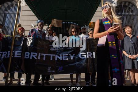 NEW YORK, NY – 29. Juni 2022: Anhänger von Brittney Griner halten eine Mahnwache vor dem russischen Generalkonsulat in New York City ab. Stockfoto