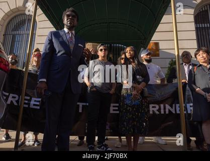 NEW YORK, NY – 29. Juni 2022: Anhänger von Brittney Griner halten eine Mahnwache vor dem russischen Generalkonsulat in New York City ab. Stockfoto