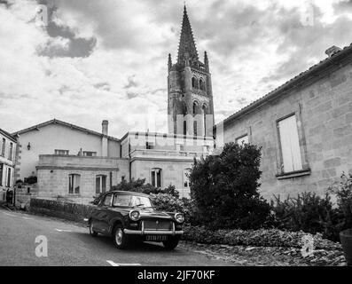 Ziemlich kleines Auto, das auf der Straße geparkt wurde. Triumph Herald 948 Coupé Stockfoto