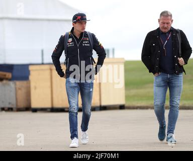 Der Red Bull's Max Verstappen (links) und Vater Jos Verstappen kommen vor dem Grand Prix von Großbritannien 2022 in Silverstone, Towcester, am Fahrerlager an. Bilddatum: Donnerstag, 30. Juni 2022. Stockfoto