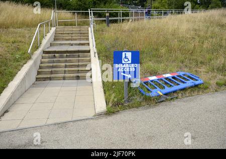 Tunbridge Wells Hospital, Pembury, in der Nähe von Royal Tunbridge Wells, Kent, Großbritannien. Teil des Maidstone und Tunbridge Wells NHS Trust - Treppen hinauf zum Visito Stockfoto