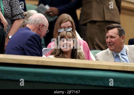 Dame Darcey Bussell (Mitte) und Ehemann Angus Forbes (rechts) in der königlichen Box auf dem Center Court während des vierten Tages der Wimbledon Championships 2022 beim All England Lawn Tennis and Croquet Club, Wimbledon. Bilddatum: Donnerstag, 30. Juni 2022. Stockfoto