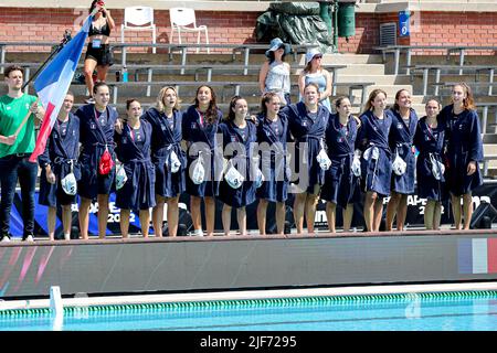 BUDAPEST, UNGARN - 30. JUNI: Team von Frankreich, Louise Guillet von Frankreich, Chloe Vidal, Estelle Millot von Frankreich, Gabrielle Fitaire von Frankreich, Camelia Bouloukbachi von Frankreich, Kahena Benlekbir von Frankreich, Juliette Dhalluin von Frankreich, Aurelie Battu von Frankreich, Ema Vernoux von Frankreich, Viviane Bahia von Frankreich, Camille Radosavljevic von Frankreich, Audrey Daule aus Frankreich, Anne Collas aus Frankreich während der FINA World Championships Budapest 2022 5-8 Platz Spiel Frankreich gegen Spanien am 30. Juni 2022 in Budapest, Ungarn (Foto: Albert ten Hove/Orange Picles) Stockfoto