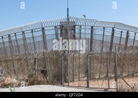 Blick auf die Sicherheitszaunbarriere an der Grenze zwischen Nador und Melilla. Nach dem massiven Versuch, die Grenze zwischen Marokko und Spanien zu überqueren, wurden die Stadt Nador und ihre Umgebung von der marokkanischen Polizei und Armee intensiv überwacht. Der Zaun wurde repariert und einige Todesfälle wurden schnell begraben. Die Belagerung durch die Sicherheitskräfte und die Angst vor Menschen, die unter irgendeiner Art von Repression leiden, erschweren den Erhalt von Informationen aus der Presse, wenn sie mit einigen Aussagen über das, was am 24. Juni 2022 geschah, zusammenarbeiten. Stockfoto