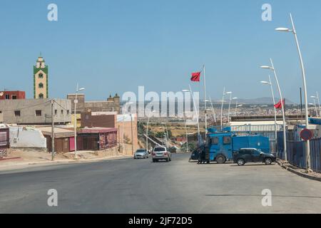 Sicherheitsvorrichtung in der Chinatown von Nador, der Grenze zwischen Marokko und Spanien. Nach dem massiven Versuch, die Grenze zwischen Marokko und Spanien zu überqueren, wurden die Stadt Nador und ihre Umgebung von der marokkanischen Polizei und Armee intensiv überwacht. Der Zaun wurde repariert und einige Todesfälle wurden schnell begraben. Die Belagerung durch die Sicherheitskräfte und die Angst vor Menschen, die unter irgendeiner Art von Repression leiden, erschweren den Erhalt von Informationen aus der Presse, wenn sie mit einigen Aussagen über das, was am 24. Juni 2022 geschah, zusammenarbeiten. Stockfoto