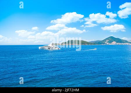 Budva, Montenegro - 20. Mai 2022: Wunderschöne Sommerlandschaft an der Adriaküste an der Budva Riviera, Montenegro Stockfoto