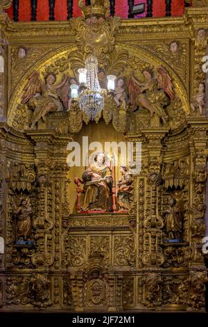 Das Innere einer barocken Kirche, die mit Heiligenbildern und Mauern mit Blattgold verziert ist, befindet sich in der historischen Stadt Ouro Preto, Minas Gerais Stockfoto