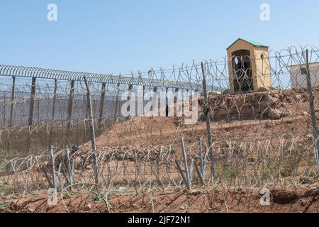 Blick auf den Grenzzaun zwischen Marokko und Spanien, wo am 24. Juni 2022 Dutzende von Einwanderern ihr Leben verloren. Nach dem massiven Versuch, die Grenze zwischen Marokko und Spanien zu überqueren, wurden die Stadt Nador und ihre Umgebung von der marokkanischen Polizei und Armee intensiv überwacht. Der Zaun wurde repariert und einige Todesfälle wurden schnell begraben. Die Belagerung durch die Sicherheitskräfte und die Angst vor Menschen, die unter irgendeiner Art von Repression leiden, erschweren den Erhalt von Informationen aus der Presse, wenn sie mit einigen Aussagen über das, was am 24. Juni 2022 geschah, zusammenarbeiten Stockfoto