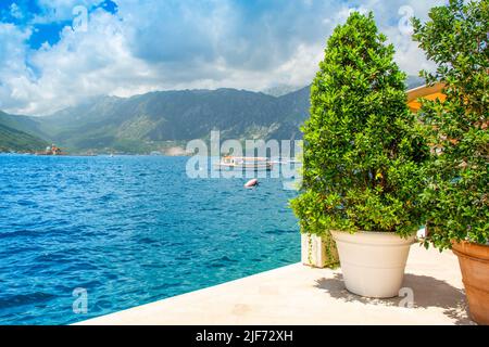 Perast, Montenegro - 28. Mai 2022: Wunderschöne Sommerlandschaft an der Küste der Bucht von Kotor - Boka Bay Stockfoto