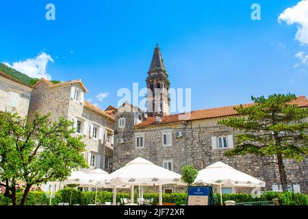 Perast, Montenegro - 28. Mai 2022: Ein detaillierter Blick auf die Architektur der Altstadt von Perast, Montenegro Stockfoto