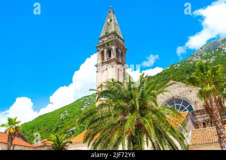 Glockenturm der Kirche St. Nikolaus in Perast, Montenegro Stockfoto