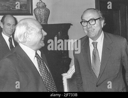 1977-03-21 12:00:00 der niederländische Premierminister Joop den Uyl (l) und der britische Vorsitzende des Europäischen Komitees, Roy Jenkins, teilen einen Witz vor den Finanz- und Wirtschaftsgesprächen in Den Haag heute Stockfoto