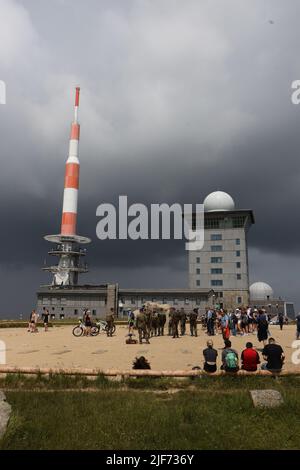 Hasselfelde, Deutschland. 30.. Juni 2022. Dunkle Regenwolken bilden sich am Himmel über dem Brocken. Sachsen-Anhalt war im Juni die sonnigste Region Deutschlands. Derzeit leiden die Wälder erneut unter der Dürre. Quelle: Matthias Bein/dpa/Alamy Live News Stockfoto