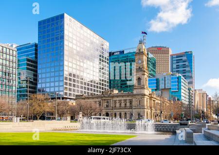 Adelaide, Südaustralien - 13. August 2019: Victoria Square in Adelaide CBD an einem hellen Tag in Richtung Norden gesehen Stockfoto