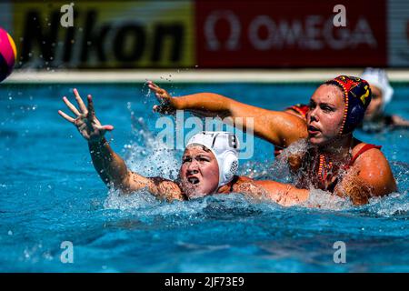 BUDAPEST, UNGARN - 30. JUNI: Aurelie Battu von Frankreich, Cristina Nogue Frigola von Spanien während der FINA World Championships Budapest 2022 5-8 Platz Spiel Frankreich gegen Spanien am 30. Juni 2022 in Budapest, Ungarn (Foto: Albert ten Hove/Orange Picts) Stockfoto