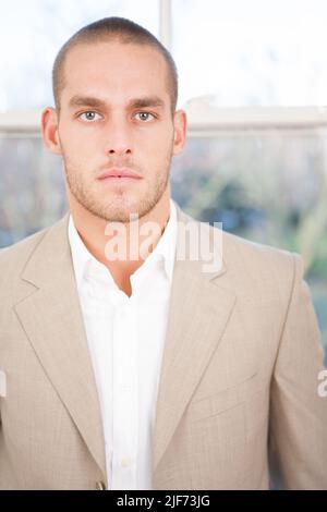 Elegant Und Lässig. Ein ehrliches Modeportrait eines elegant gekleideten, hübschen männlichen Models. Aus einer Serie von Bildern mit demselben Modell. Stockfoto