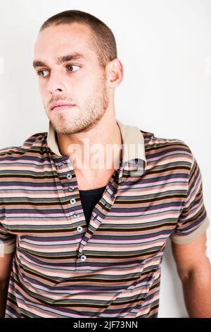 Lockere Sorge. Ein besorgter Blick auf das Gesicht eines lässig gekleideten männlichen Models. Aus einer Reihe von Bildern mit den gleichen Modellen. Stockfoto