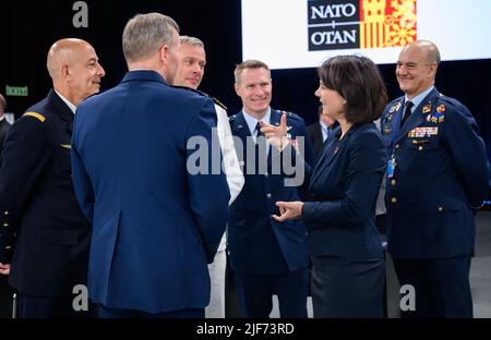 30. Juni 2022, Spanien, Madrid: Annalena Baerbock (2. von rechts, Bündnis 90/die Grünen), Außenministerin, Gespräche mit den ranghöchsten NATO-Generälen (l-r), General Philippe Lavigne, Supreme Allied Commander Transformation (Sact), General Tod D. Wolters, Supreme Allied Commander Europe (SACEUR), Admiral Rob Bauer, Vorsitzender des NATO-Militärkomitees, Generalleutnant Landrum, stellvertretender Vorsitzender des NATO-Militärkomitees, und Generalmajor Lucas Muñoz Bronchales, SACT-Vertreter in Europa. Auf dem zweitägigen Gipfel haben die Staats- und Regierungschefs der 30 Bündnisländer entschieden Stockfoto