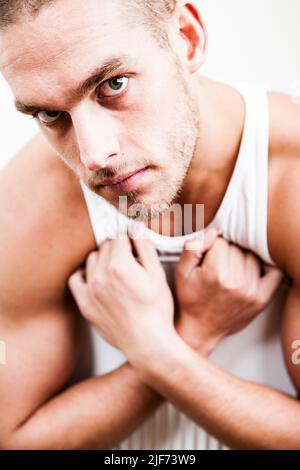 Begründete Zinsen. Ein starker Blick von einem athletischen männlichen Model. Aus einer Reihe von Bildern mit den gleichen Modellen. Stockfoto