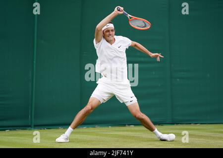 Taylor Fritz aus den USA im Einsatz gegen Alastair Gray aus Großbritannien am vierten Tag der Wimbledon Championships 2022 beim All England Lawn Tennis and Croquet Club in Wimbledon. Bilddatum: Donnerstag, 30. Juni 2022. Stockfoto