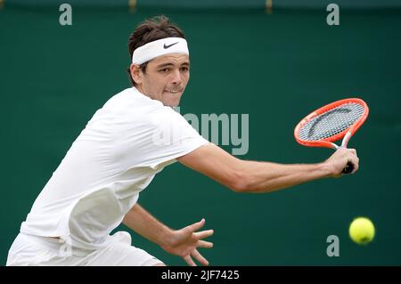 Taylor Fritz aus den USA im Einsatz gegen Alastair Gray aus Großbritannien am vierten Tag der Wimbledon Championships 2022 beim All England Lawn Tennis and Croquet Club in Wimbledon. Bilddatum: Donnerstag, 30. Juni 2022. Stockfoto