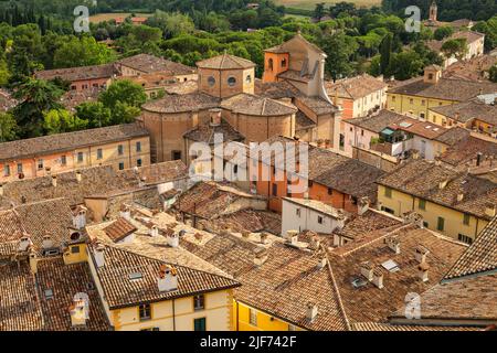 Brisighella, Ravenna, Emilia-Romagna, Italien. Schöne Panorama-Luftaufnahme von der mittelalterlichen Stadt und der Festung von Manfrediana. Stockfoto