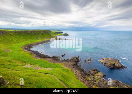 Portnaboe Bay und North Antrim Cliff von großen Stookan, Giant es Causeway, UK Stockfoto