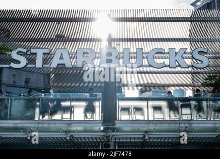 Gäste werden in der amerikanischen multinationalen Kette Starbucks Coffee Store in Hongkong gesehen. (Foto von Budrul Chukrut / SOPA Images/Sipa USA) Stockfoto