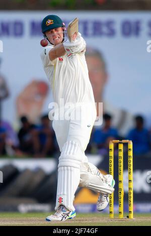 Galle, Sri Lanka. 30.. Juni 2022. Der Australier Cameron Green spielt am 30.. Juni 2022 im Galle International Cricket Stadium in Galle einen Schuss während des 2.-tägigen Test-Cricket-Spiels 1. zwischen Sri Lanka und Australien. Viraj Kothalwala/Alamy Live News Stockfoto