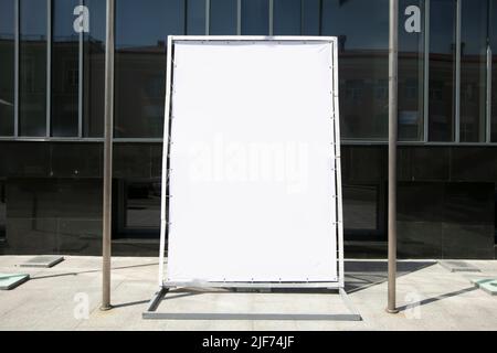 Ein leeres Werbebanner steht auf einer Stadtstraße. Stockfoto