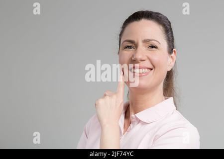 Frau mittleren Alters zeigt emotionale Ausdrucksformen Stockfoto