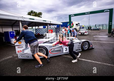 Le Mans, Frankreich, 29/06/2022, Le Mans, Frankreich, 29/06/2022, Audi R8 LMP während der Le Mans Classic 2022 vom 30. Juni bis 3. Juli 2022 auf dem Circuit des 24 Heures du Mans, in Le Mans, Frankreich - Foto Damien Saulnier / DPPI Stockfoto