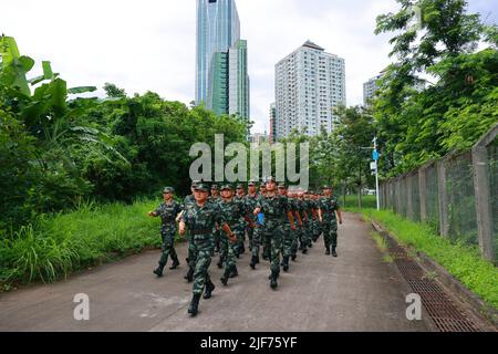 SHENZHEN, CHINA - 29. JUNI 2022 - Mitglieder der Kommunistischen Partei marschieren entlang der Grenze zwischen Guangdong und Hongkong in Shenzhen, China, 29. Juni 2 Stockfoto