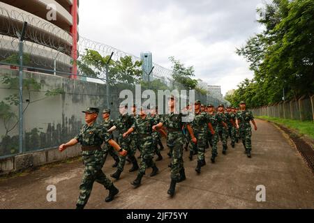 SHENZHEN, CHINA - 29. JUNI 2022 - Mitglieder der Kommunistischen Partei marschieren entlang der Grenze zwischen Guangdong und Hongkong in Shenzhen, China, 29. Juni 2 Stockfoto