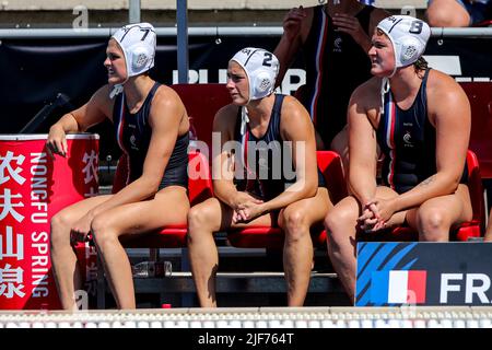 BUDAPEST, UNGARN - 30. JUNI: Chloe Vidal, Estelle Millot von Frankreich, Aurelie Battu von Frankreich während der FINA World Championships Budapest 2022 5-8 Platz Spiel Frankreich gegen Spanien am 30. Juni 2022 in Budapest, Ungarn (Foto: Albert ten Hove/Orange Picts) Stockfoto