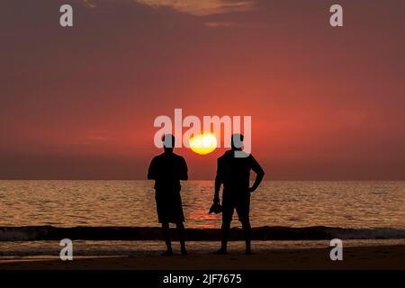 Sonnenuntergang-Ritual am LosLances Strand, Tarifa, Provinz Cadiz, Andalusien, Spanien Stockfoto