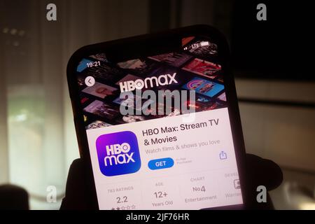 KONSKIE, POLEN - 29. Juni 2022: HBO Max Stream TV and Movies App im App Store wird auf dem Handy-Bildschirm angezeigt Stockfoto