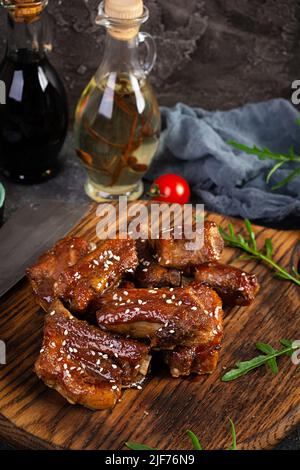 Gegrillte Rippchen in süß-saurer Sauce. Rippchen in Honigsauce mit Kräutern mariniert Stockfoto