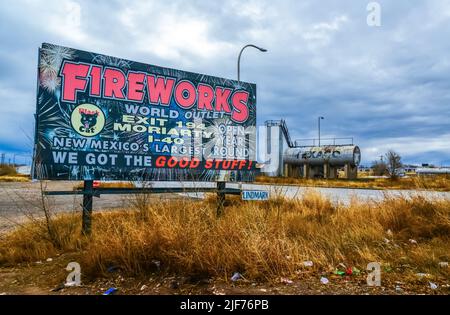 NEW MEXICO, USA - 20. NOVEMBER 2019: Werbeschild und altes Eisenfass für Erdölprodukte am Straßenrand in New Mexico Stockfoto