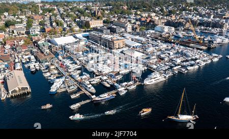 Luftfotos des Newport Harbour, Boote, die in der späten Nachmittagssonne an der Newport International Boat Show, Safe Harbor Shipyard, angedockt und festgemacht wurden. Stockfoto