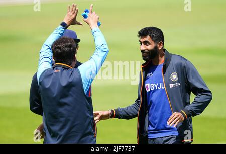 Indiens Jasprit Bumrah (rechts) während einer Nets-Session im Edgbaston Stadium, Birmingham. Bilddatum: Donnerstag, 30. Juni 2022. Stockfoto