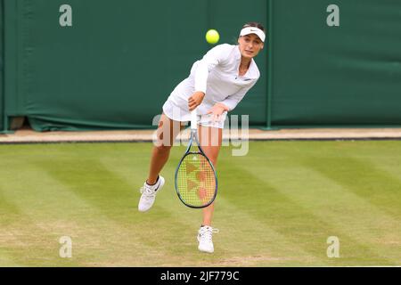 30.. Juni 2022, All England Lawn Tennis and Croquet Club, London, England; Wimbledon Tennisturnier; Ana Bogdan dient Petra Kvitova in den Damen-Singles Stockfoto